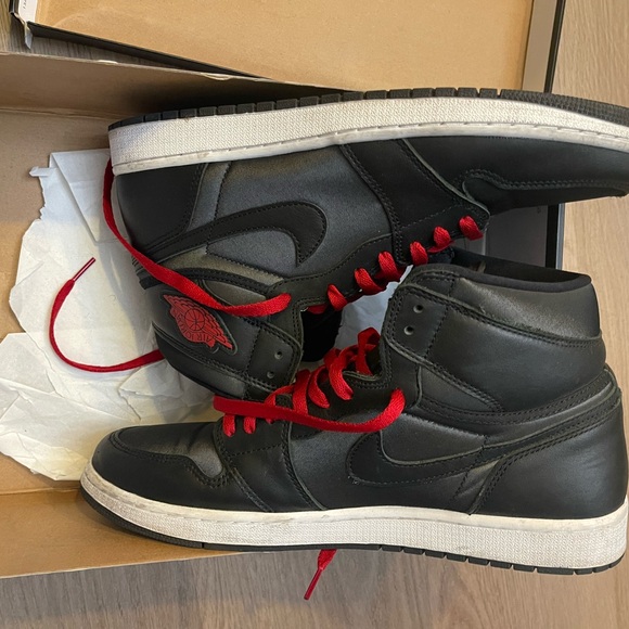 Used Men’s Air Jordan 1 Retro High OG (Gently Used) size 13 Black Satin Gym Red - Picture 8 of 11